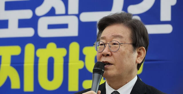 더불어민주당 이재명 대표가 1일 신도림역에서 도심철도 지하화 공약을 발표하고 있다. 연합뉴스