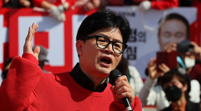 국민의힘 한동훈 비상대책위원장 겸 총괄 선거대책위원장이 7일 대전 노은역광장에서 대전 지역 후보들에 대한 지지를 호소하고 있다. 연합뉴스