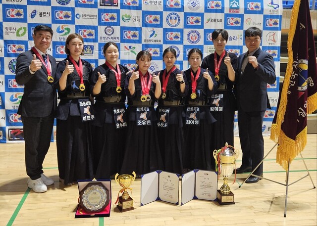 제28회 전국실업검도대회 여자 단체전서 우승을 차지한 화성시청 선수단이 시상식 후 우승기를 앞세우고 기념촬영을 하고 있다.화성시청 제공