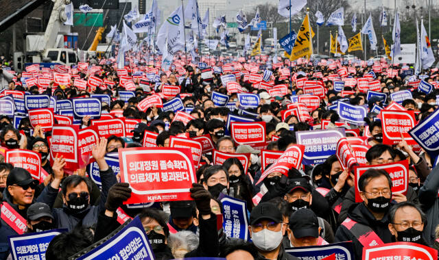 기사와 관련 없는 사진. 지난 3일 오후 서울 영등포구 여의대로에서 열린 ‘의대정원 증원 및 필수의료 패키지 저지를 위한 전국의사 총 궐기 대회’에서 참가자들이 구호를 외치고 있는 모습. 경기일보DB