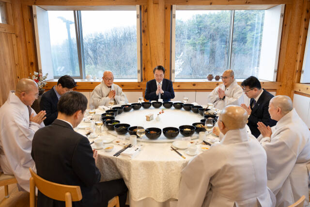윤석열 대통령이 7일 오후 서울 은평구 진관사 한문화체험관에서 조계종 총무원장 진우스님 등 조계종 주요 인사들과 만찬을 하고 있다. 연합뉴스