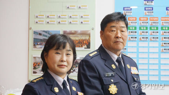고양소방서 의용소방대 남성대연합회장 임채선 남성대연합회장(오른쪽)과 이경옥 여성대연합회장. 신진욱기자