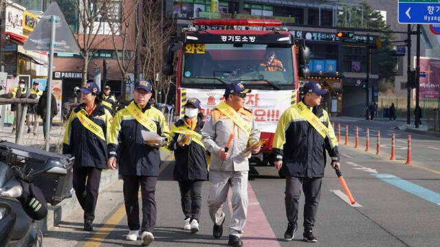 고양소방서 의용소방대원들이 화재예방 캠페인을 펼치고 있다. 임채선 회장 제공