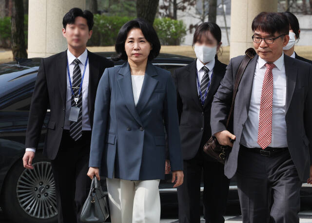 2022년 제20대 대통령 선거와 관련한 공직선거법 위반 혐의로 재판에 넘겨진 더불어민주당 이재명 대표의 배우자 김혜경 씨가 8일 오전 경기도 수원시 영통구 수원지방법원에서 열린 2차 공판에 출석하고 있다. 김씨는 이 대표의 당내 대선 후보 경선 출마 선언 후인 2021년 8월 2일 서울 모 음식점에서 당 관련 인사 3명 및 자신의 운전기사·변호사 등에게 총 10만원 상당의 식사를 제공한 혐의를 받는다. 연합뉴스
