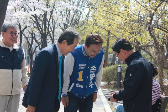 7일 오후 동백119안전센터 앞 사거리에서 정세균 전 총리와 손명후 용인을 후보가 함께 시민들을 만나 유세를 펼치고 있다. 손 후보 캠프 제공
