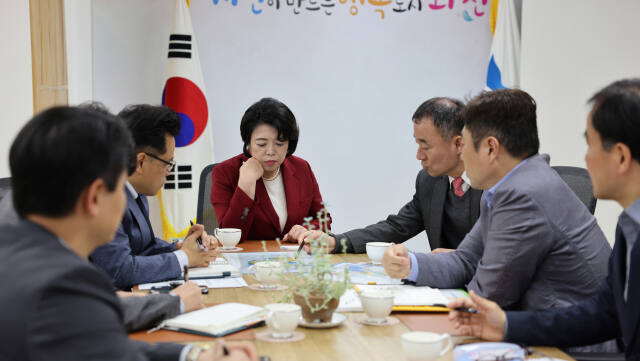 신계용 과천시장이 8일 시청 회의실에서 LH 관계자와 지식정보타운 송전탑 지중화 공사기간 단축 등 지역현안 해소를 위해 협의하고 있다. 과천시 제공