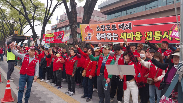 광명 광명9구역 재개발사업 인근 주민들과 상인들이 시청 앞에서 도로 폐쇄에 반대하며 시위를 하고 있다. 김용주기자