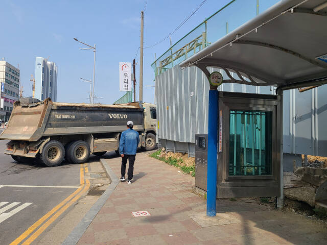 8일 오전 10시께 인천 연수구 옥련동 송도역의 역세권 도시개발사업장 안으로 덤프트럭이 들어가고 있다. 최종일기자