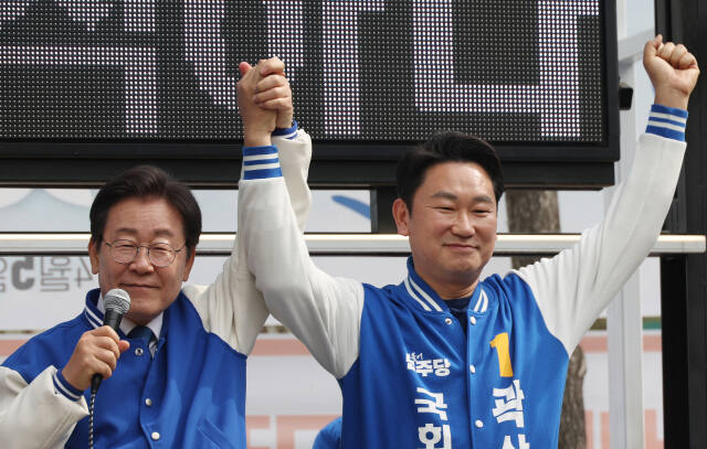더불어민주당 이재명 대표가 8일 지하철 동묘앞역 인근에서 종로구에 출마한 곽상언 후보 지원 유세를 하고 있다. 연합뉴스