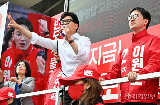 국민의힘 이원모(용인갑) 후보가 8일 오후 용인특례시 처인구 KT플라자 일대에서 한동훈 총괄선거대책위원장과 함 유권자들에게 용인특례시 후보들의 지지를 호소하고 있다. 홍기웅기자