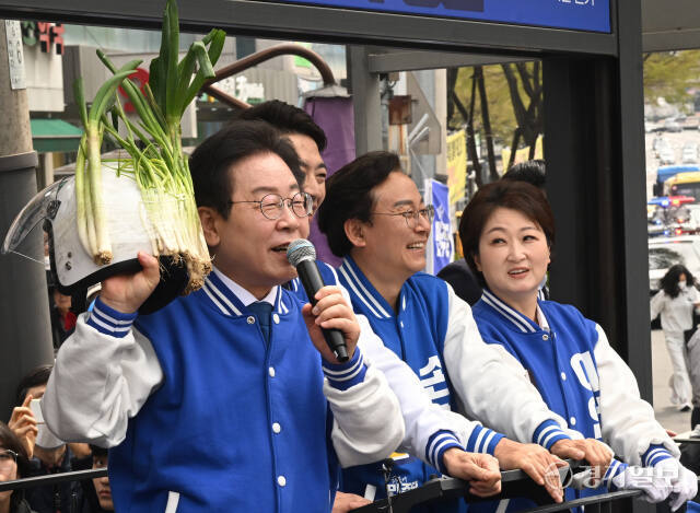 중앙선거관리위원회가 제22대 총선 투표에서 대파를 들고 투표소에 들어가지 못 하도록 한 것에 대해 논란이 일고 있는 가운데 6일 오전 부승찬 더불어민주당 용인시병 국회의원 후보의 유세 현장을 찾은 이재명 대표가 시민이 건넨 ‘대파 헬맷’을 들어 보이고 있다. 조주현기자