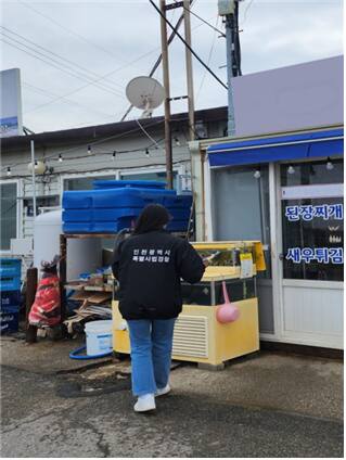 인천시 특별사법경찰은 중구 용유·무의지역에서 불법 영업 중인 식품접객업소 16곳을 적발했다고 밝혔다. 사진은 시 특사경의 단속 모습. 시 제공