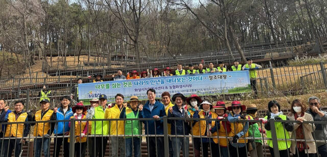 화성시자원봉사센터와 농협화성시지부가 8일 왕배산공원에서 ‘화사한 봄꽃 심기 행사’를 개최했다. 화성시 제공