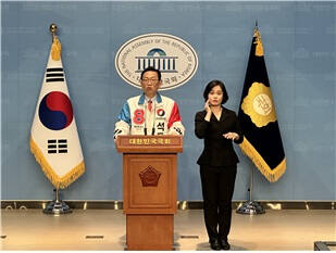 자유통일당 석동현 선대위원장이 8일 소통관에서 기자회견을 하고있다. 자유통일당 제공