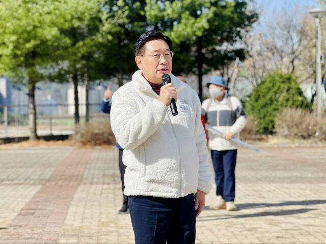 전진선 양평군 군수가 용문역 앞에서 ‘물소리길 함께 걷기 행사’에 참여한 주민들에게 인사를 하고 있다. 전진선군수 SNS 캡처