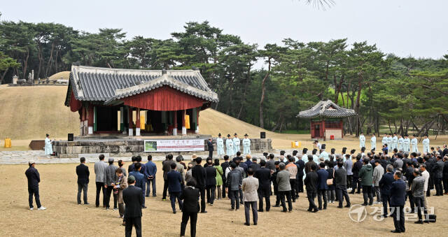 제574주기 세종대왕 기신제향(忌辰祭享)이 8일 오전 여주시 영릉(세종대왕릉)에서 봉행되고 있다. 조선 왕릉 기신제향은 역대 왕과 왕비에게 제사를 지내는 의식이다. 윤원규기자