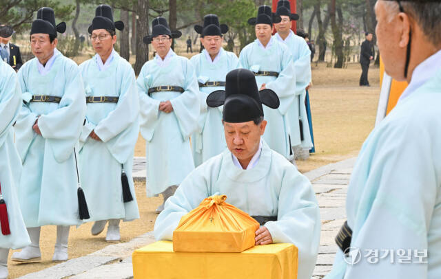 제574주기 세종대왕 기신제향(忌辰祭享)이 8일 오전 여주시 영릉(세종대왕릉)에서 봉행되고 있다. 조선 왕릉 기신제향은 역대 왕과 왕비에게 제사를 지내는 의식이다. 윤원규기자