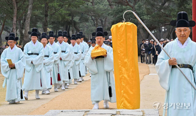 제574주기 세종대왕 기신제향(忌辰祭享)이 8일 오전 여주시 영릉(세종대왕릉)에서 봉행되고 있다. 조선 왕릉 기신제향은 역대 왕과 왕비에게 제사를 지내는 의식이다. 윤원규기자