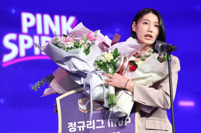 프로배구 2023-2024 V-리그 시상식에서 여자부 정규리그 MVP에 선정된 인천 흥국생명 김연경.연합뉴스