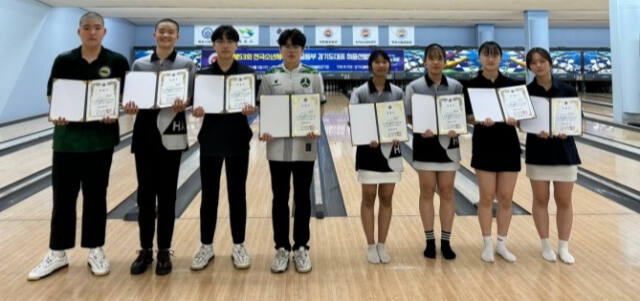 제53회 전국소년체육대회 볼링 중등부 출전권을 획득한 (왼쪽부터)추서후, 백승균, 박인우, 한상민, 박유나, 양나래, 이지윤, 신효인.경기도볼링협회 제공