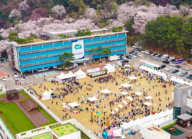 지난 5~7일 옛 경기도청에서 열린 ‘경기도 문화사계’인 봄꽃축제 모습. 경기관광공사 제공