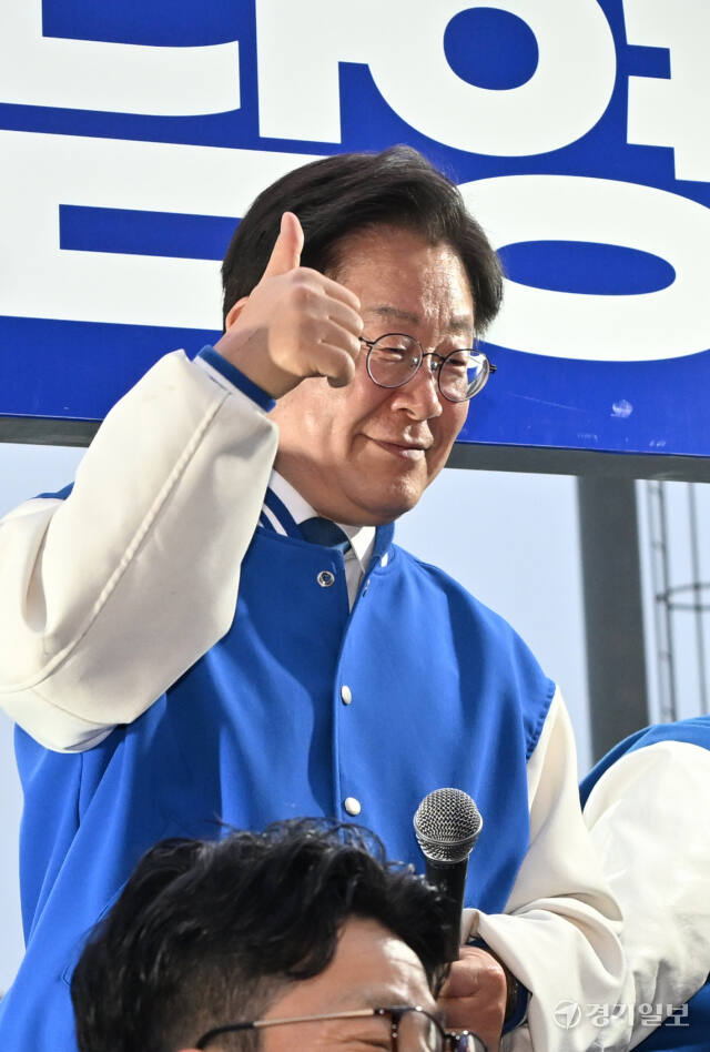 이재명 더불어민주당 상임공동선거대책위원장이 8일 인천 미추홀구 인하대역에서 동구미추홀구 을 남영희 후보 지원유세를 하고 있다. 조병석기자