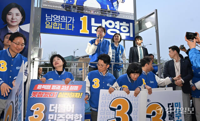 이재명 더불어민주당 상임공동선거대책위원장이 8일 인천 미추홀구 인하대역에서 동구미추홀구 을 남영희 후보 지원유세를 하고 있다. 조병석기자