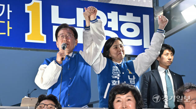 이재명 더불어민주당 상임공동선거대책위원장이 8일 인천 미추홀구 인하대역에서 동구미추홀구 을 남영희 후보 지원유세를 하고 있다. 조병석기자