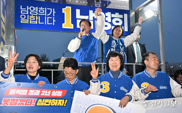 이재명 더불어민주당 상임공동선거대책위원장이 8일 인천 미추홀구 인하대역에서 동구미추홀구 을 남영희 후보 지원유세를 하고 있다. 조병석기자