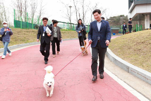 지난 8일 오후 용인시 동물보호센터에서 열린 ‘제5회 반려동물의 날’ 기념행사에 참석한 이상일 시장이 유기견과 산책하고 있다. 용인특례시 제공