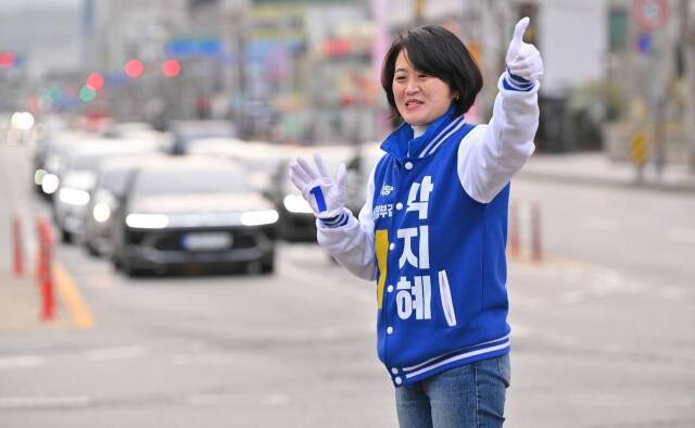 더불어민주당 박지혜 후보가 출근하는 의정부시민들에게 지지를 호소하고 있다. 박 후보 캠프 제공