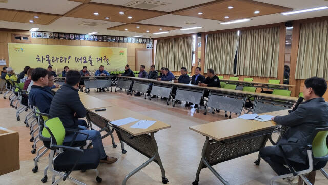 이천시 화장시설 후보지로 선정된 대월면 사회단체장 및 마을 이장들이 대월면 행정복지센터에서 회의를 열고 있다. 이천시 제공