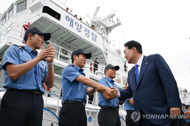 윤석열 대통령이 지난 2023년 8월 해양경찰 경비함정 3005함 앞에서 해양경찰관들을 격려하고 있다. 연합뉴스