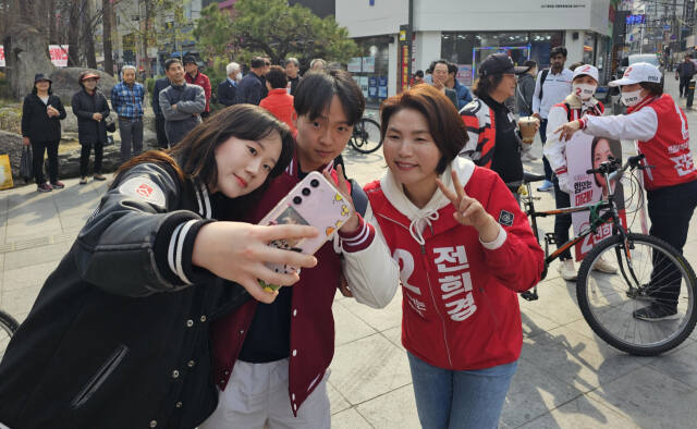 국민의힘 전희경 후보가 길거리 유세에서 만난 젊은 유권자와 사진촬영하고 있다. 전 후보 캠프 제공