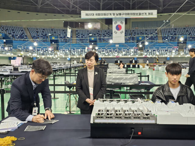 김귀옥 인천시선거관리위원장이 9일 남동구 인천남동체육관의 남동구개표소를 방문해 직원들을 격려하고 있다. 인천선관위 제공