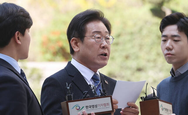 더불어민주당 이재명 대표가 총선 하루 전날인 9일 서초동 서울중앙지법에서 열리는 대장동·성남FC·백현동 관련 재판에 출석하며 기자회견을 하던 중 울분을 토하고 있다. 연합뉴스