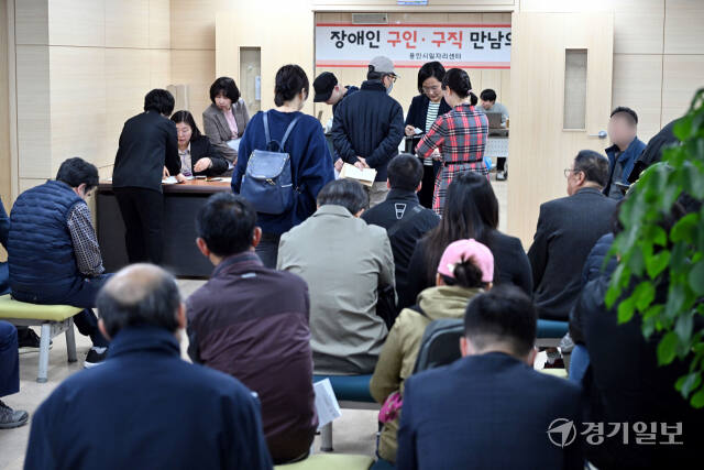 9일 오후 용인시일자리센터에서 열린 ‘장애인 구인·구직 만남의 날’ 채용행사에서 장애인 구직자들이 일자리를 찾고 있다. 김시범기자