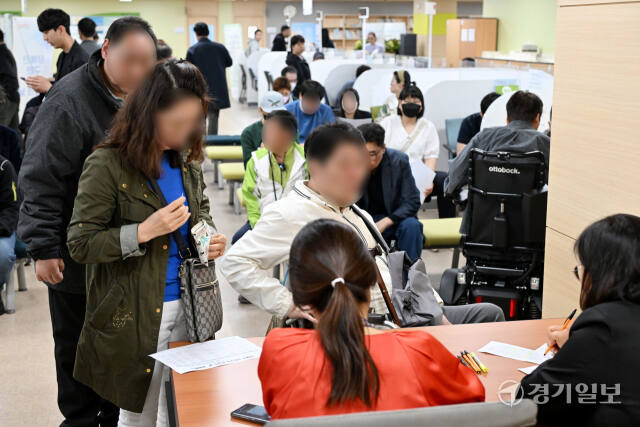 9일 오후 용인시일자리센터에서 열린 ‘장애인 구인·구직 만남의 날’ 채용행사에서 장애인 구직자들이 일자리를 찾고 있다. 김시범기자