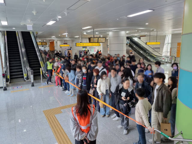 최근 인천대공원에서 열린 벚꽃축제에 참여하기 위해 이용객들이 지하철을 기다리고 있다. 교통공사 제공