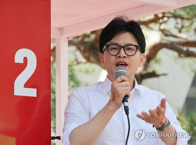 국민의힘 한동훈 비상대책위원장 겸 총괄 선거대책위원장이 9일 서울 강동구 상일동역 앞에서 전주혜 후보의 지지를 호소하고 있다. 연합뉴스