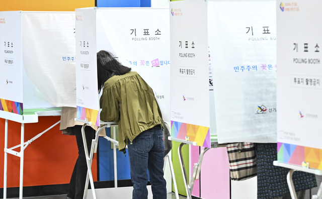 제22대 국회의원 선거 투표소 풍경_홍_2024041010052914139