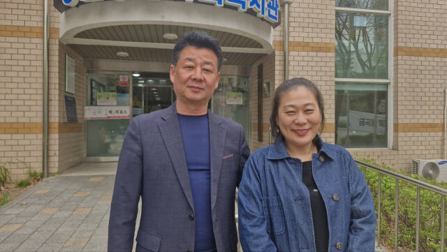 북한이탈주민 부부 양세진씨(58)와 김영애씨(50)가 10일 오전 성남시 분당구 청솔종합사회복지관에서 투표에 참여했다. 박채령기자