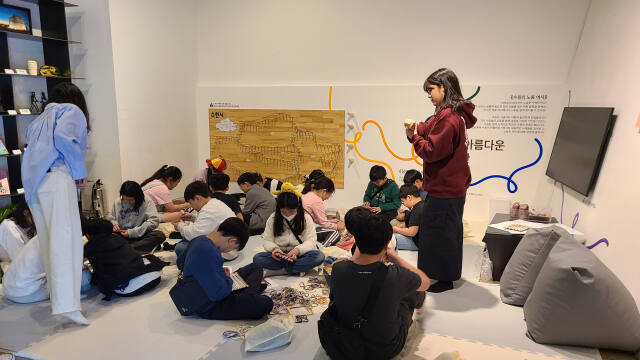 지난 9일 수원시립미술관 본관에서 관학 연계 프로그램 ‘뮤지엄 스토리’ 참여 학생들이 기획전 ‘당신을 사랑하지 않는 방법’ 연계 활동을 체험하고 있는 모습. 수원시립미술관 제공