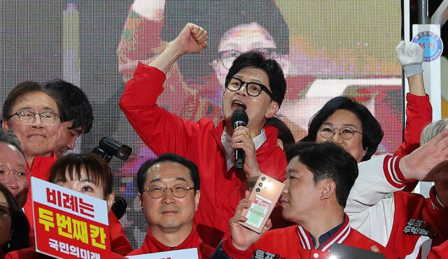 국민의힘 한동훈 비상대책위원장 겸 총괄 선거대책위원장이 9일 서울 중구 청계광장에서 열린 '국민의힘으로 대한민국살리기' 청계광장 22대 총선 파이널 총력유세에서 지지를 호소하고 있다. 연합뉴스