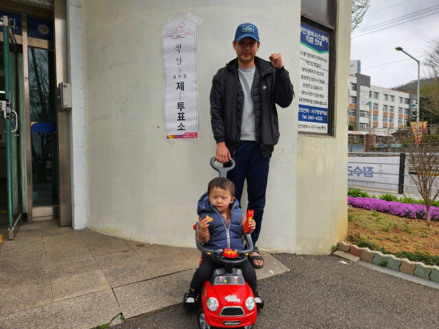 10일 오전 인천 서구 석남3동 행정복지센터(제1투표소)에서 이항주씨(37)가 생후 23개월인 자신의 아들 이우준군과 투표를 마치고 기념촬영을 하고 있다. 황남건기자