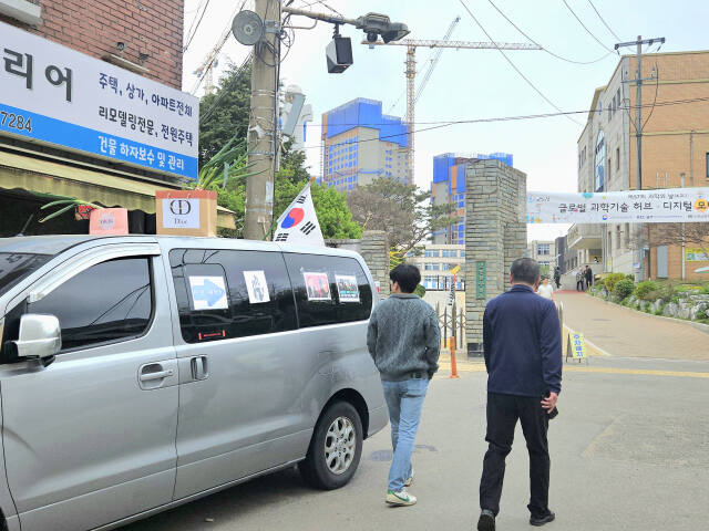 10일 오전 11시께 인천 미추홀구 숭의동 인천남중학교에 ‘디올백’과 ‘대파’를 지붕 위에 올린 차가 주정차 중이다. 박귀빈기자