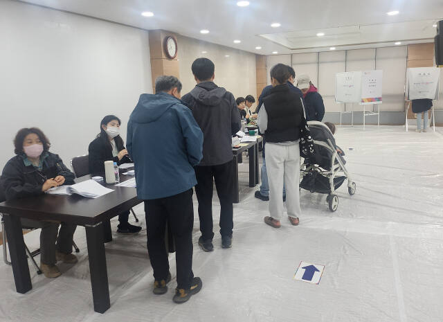 10일 수원특례시 장안구 율천동 제3투표소에서 이른 아침부터 시민들이 투표권을 행사하고 있다. 이진기자