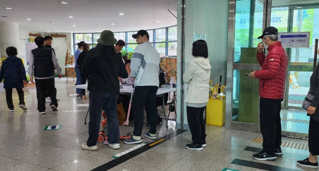 10일 오전 10시30분께 수원특례시 장안구 율천동 제8투표소에 시민들이 투표하기 위해 줄을 서 있다. 이진기자