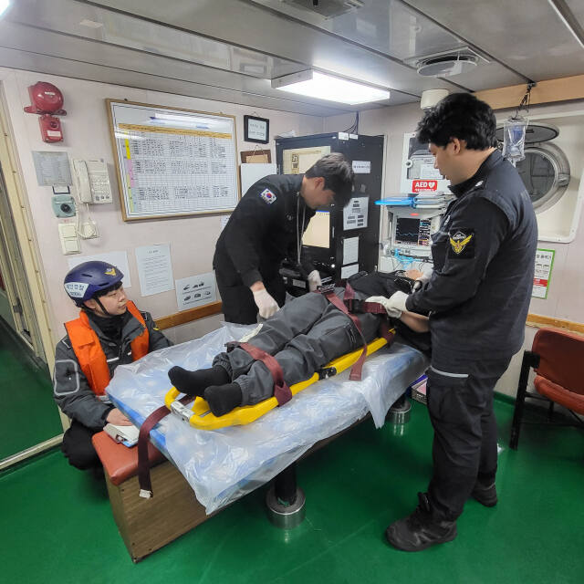 지난 9일 오후 11시10분께 보령해경 511함에서 중부해경청이 병원과 원격의료시스템을 통해 환자 상태를 확인하고 있다. 중부해경 제공