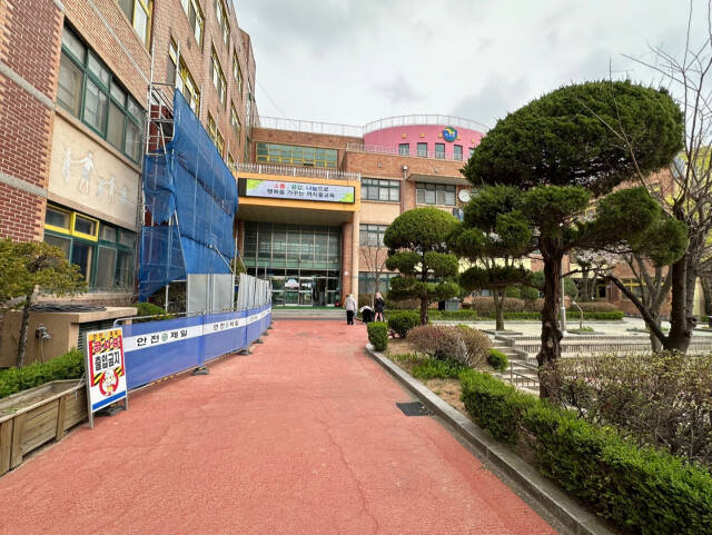 10일 오후 1시께 부천시 오정구 성곡동 제7 투표소가 마련된 까치울초등학교 1층 학부모실에서 수도관이 파손돼 바닥 등으로 물이 새어 나와 투표가 25분가량 중단됐다. 사진은 까치울초 투표소 전경, 부천시 제공.